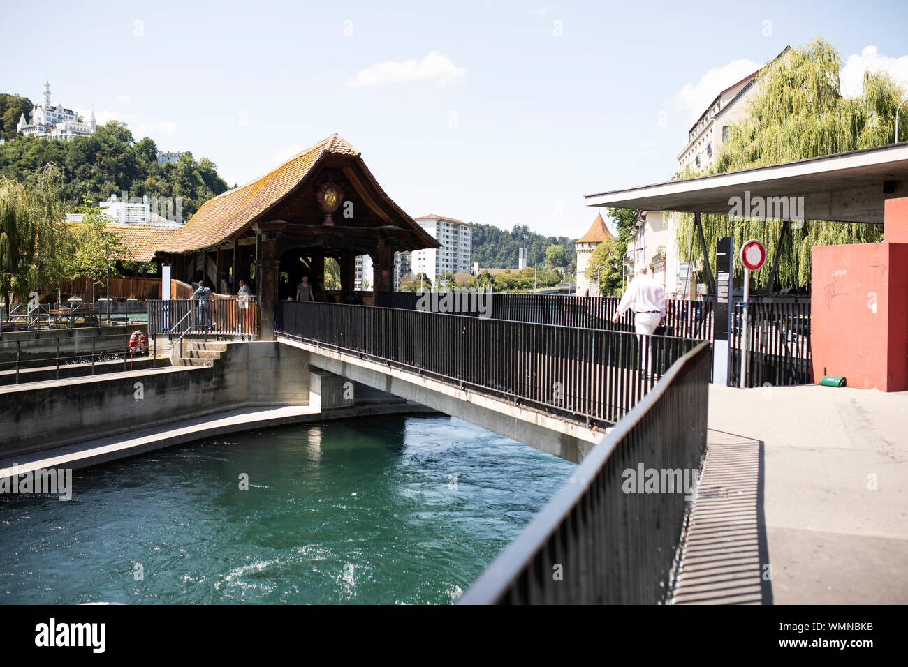 Lo storico ponte coperto Spreuer con la diga di Wir e ago sul fiume Reuss a Lucerna, Svizzera. Foto Stock