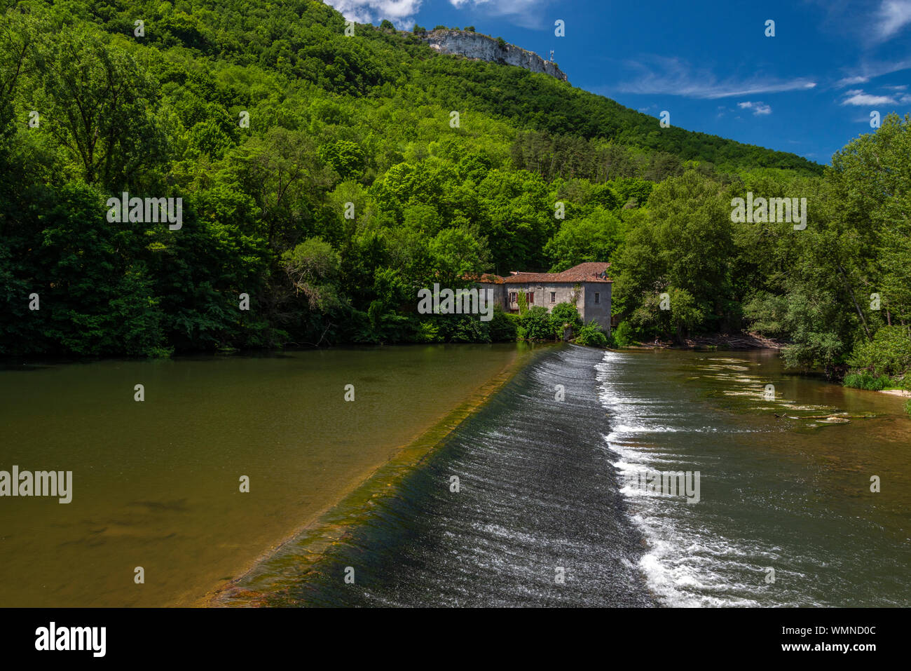 L'Aveyron River nel sud della Francia, mostrando il lussureggiante fogliame di agosto. Foto Stock