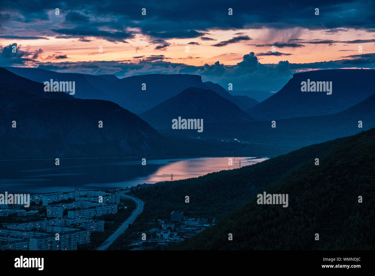 Vista di Kirovsk la sera dalla stazione sciistica Foto Stock