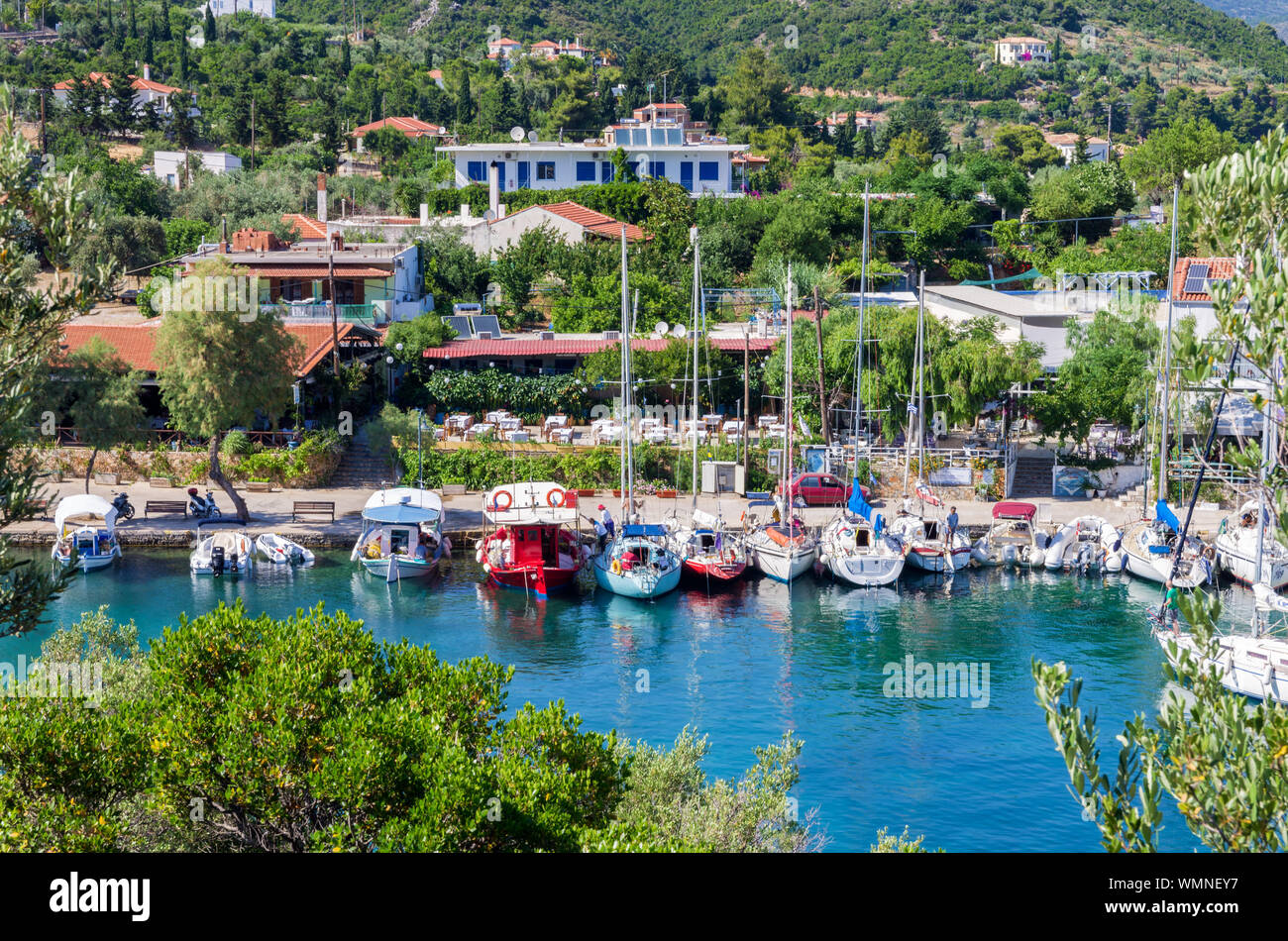 Visualizzare il pittoresco porticciolo di Steni Vala village, ad Alonissos Island, Grecia Foto Stock