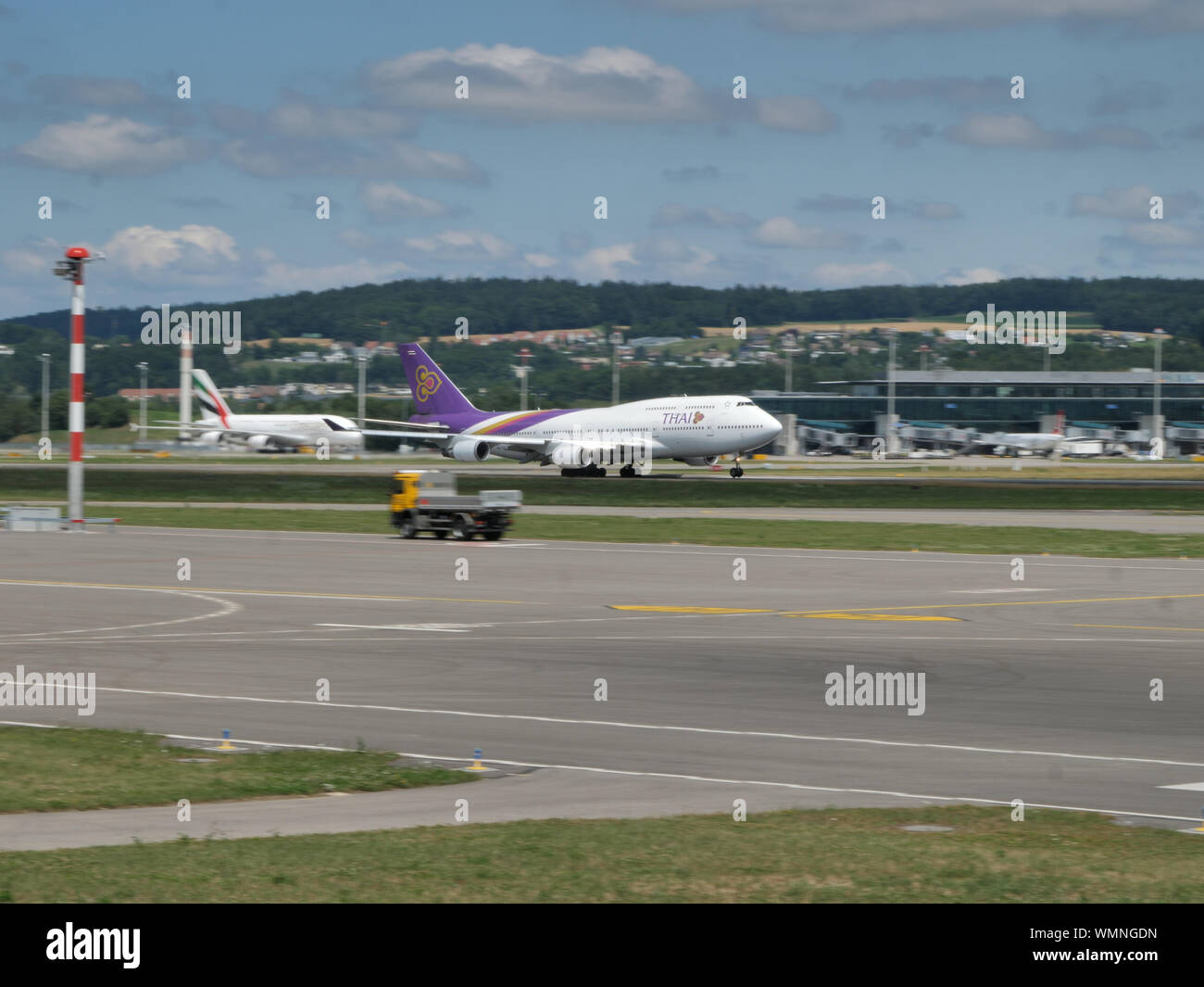 Thai 747 il decollo all'aeroporto di Zurigo, Svizzera Foto Stock