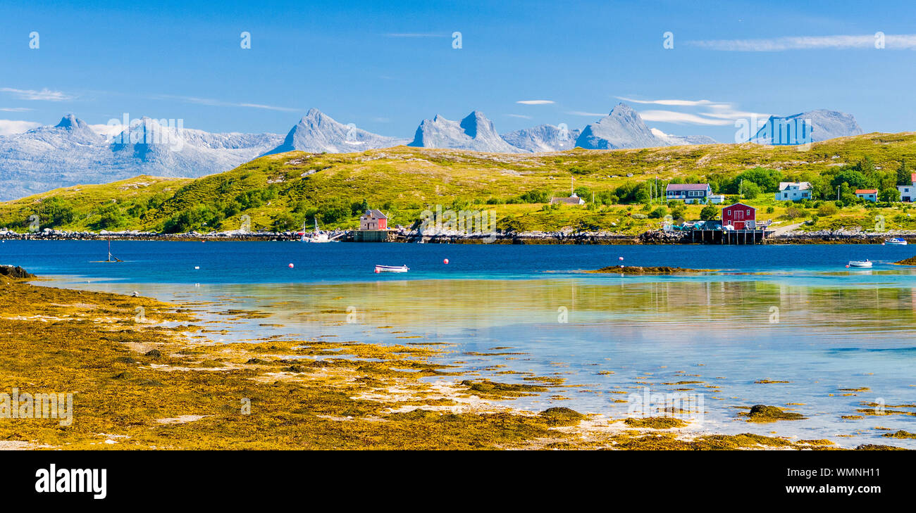 Vista verso la montagna chiamato sette sorelle nel nord della Norvegia Foto Stock