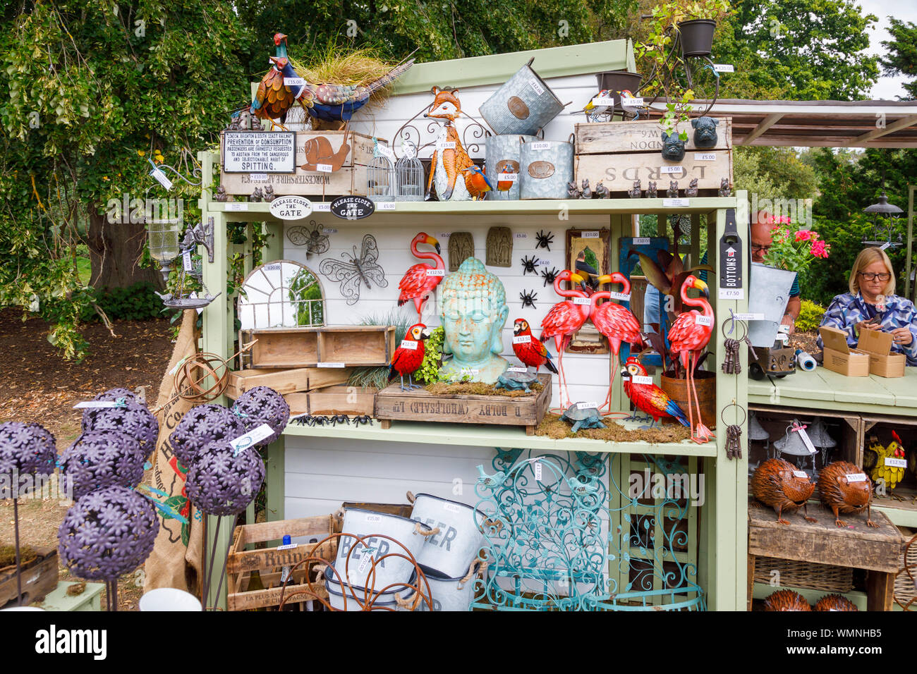 Giardino ornamenti per la vendita in una fase di stallo a settembre 2019 Wisley Garden Flower Show al giardino RHS Wisley, Surrey, sud-est Inghilterra Foto Stock