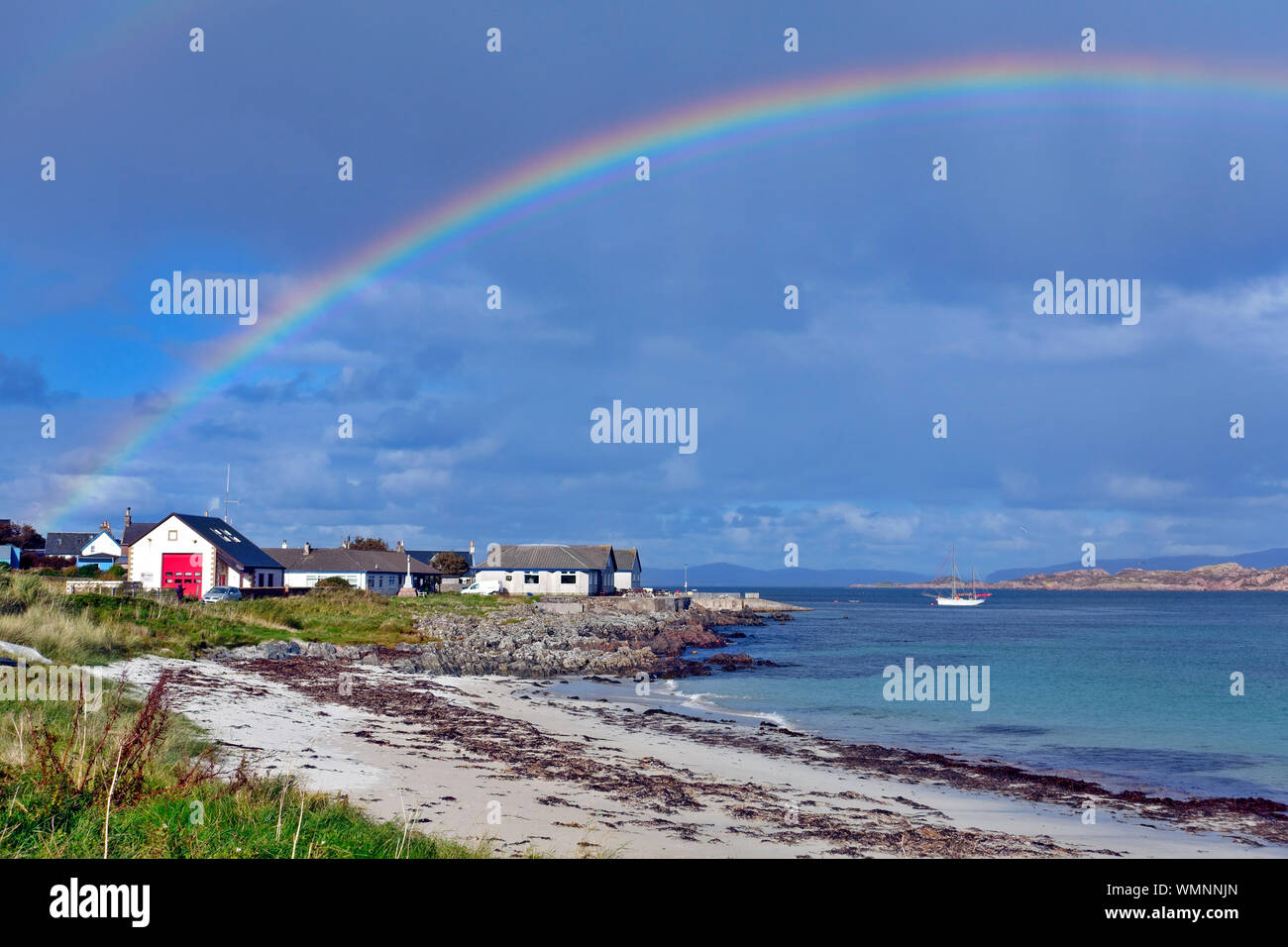 Rainbow oltre il suono di Iona nelle Ebridi Interne di Scozia Foto Stock