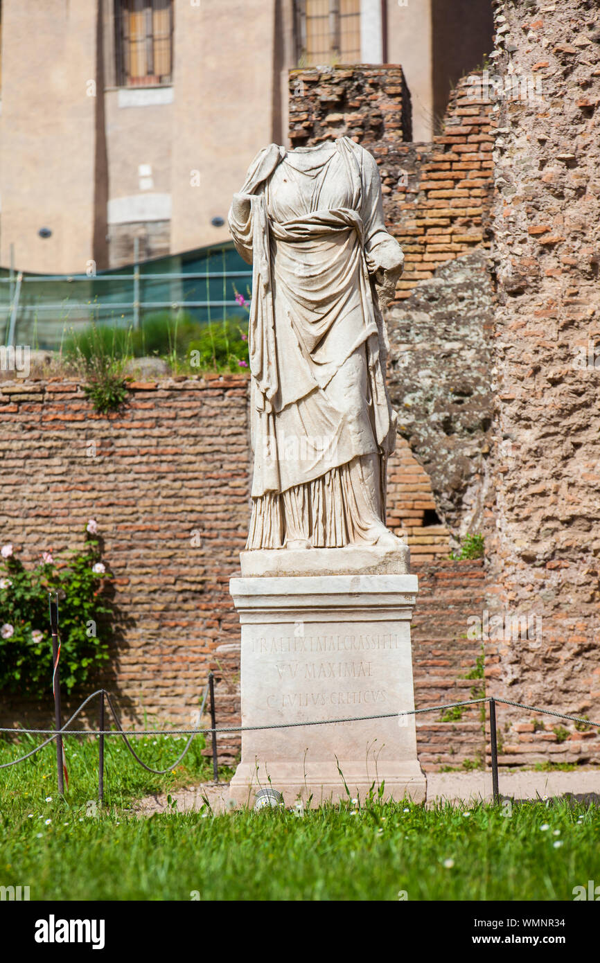 Le antiche rovine della casa delle Vestali al Foro Romano a Roma Foto Stock