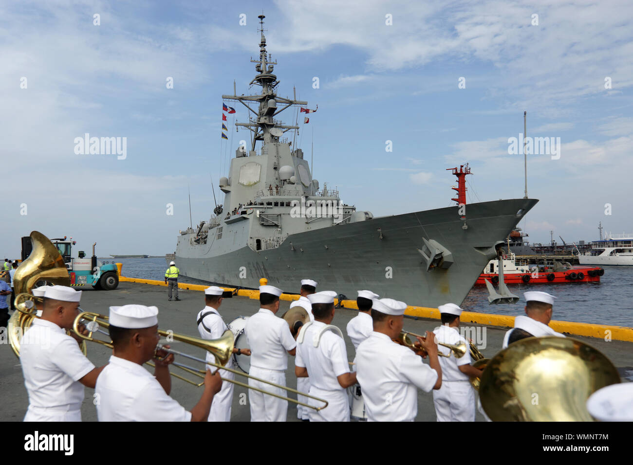 Manila, Filippine. 5 Sep, 2019. Membri della marina militare filippino banda musicale di riproduzione come essi accolgono con favore l'arrivo della Marina spagnola frigate Mendez Nunez (F-104) in un porto di Manila nelle Filippine, Sett. 5, 2019. La marina spagnola frigate Mendez Nunez (F-104) ancorata a Manila per una porta di chiamata su Giovedi, il primo spagnolo della nave da guerra per visitare le Filippine dal 1898, la marina militare filippino ha detto. Credito: Rouelle Umali/Xinhua/Alamy Live News Foto Stock