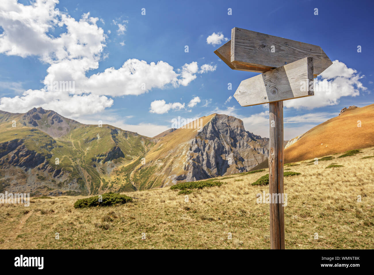 Sentiero in legno segni sul Shara Montagne Foto Stock