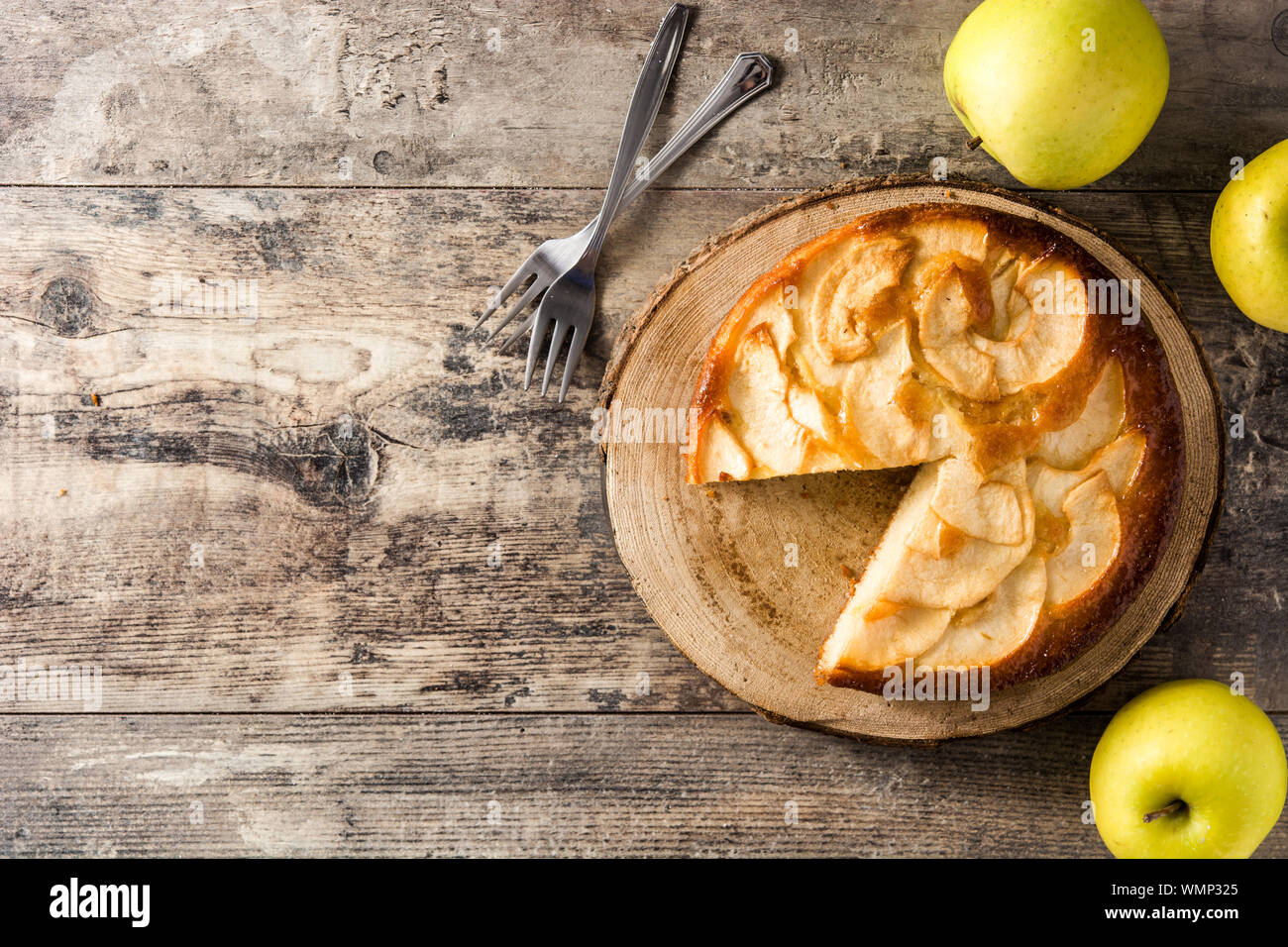 In casa fetta di torta di mele sul tavolo di legno. Vista dall'alto. Spazio di copia Foto Stock