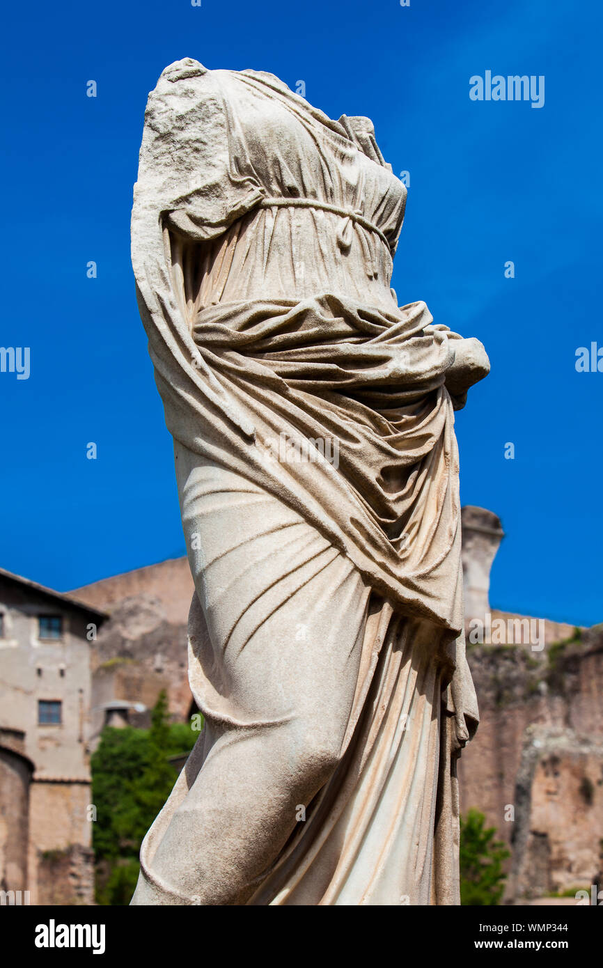 Le antiche rovine della casa delle Vestali al Foro Romano a Roma Foto Stock