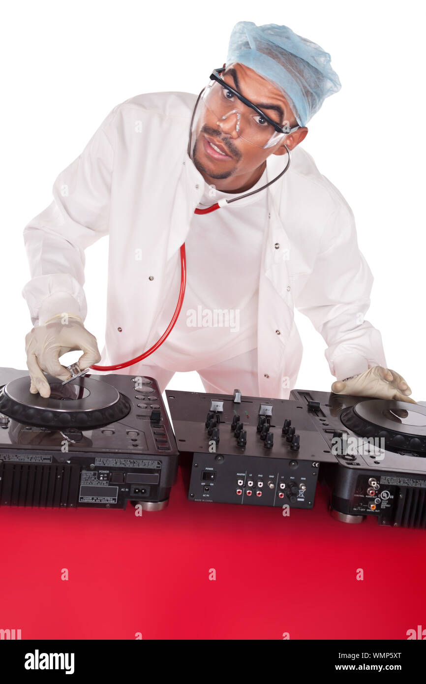 Mad African musicista cantante con uno stetoscopio riproduzione di medici con un DJ music system Foto Stock