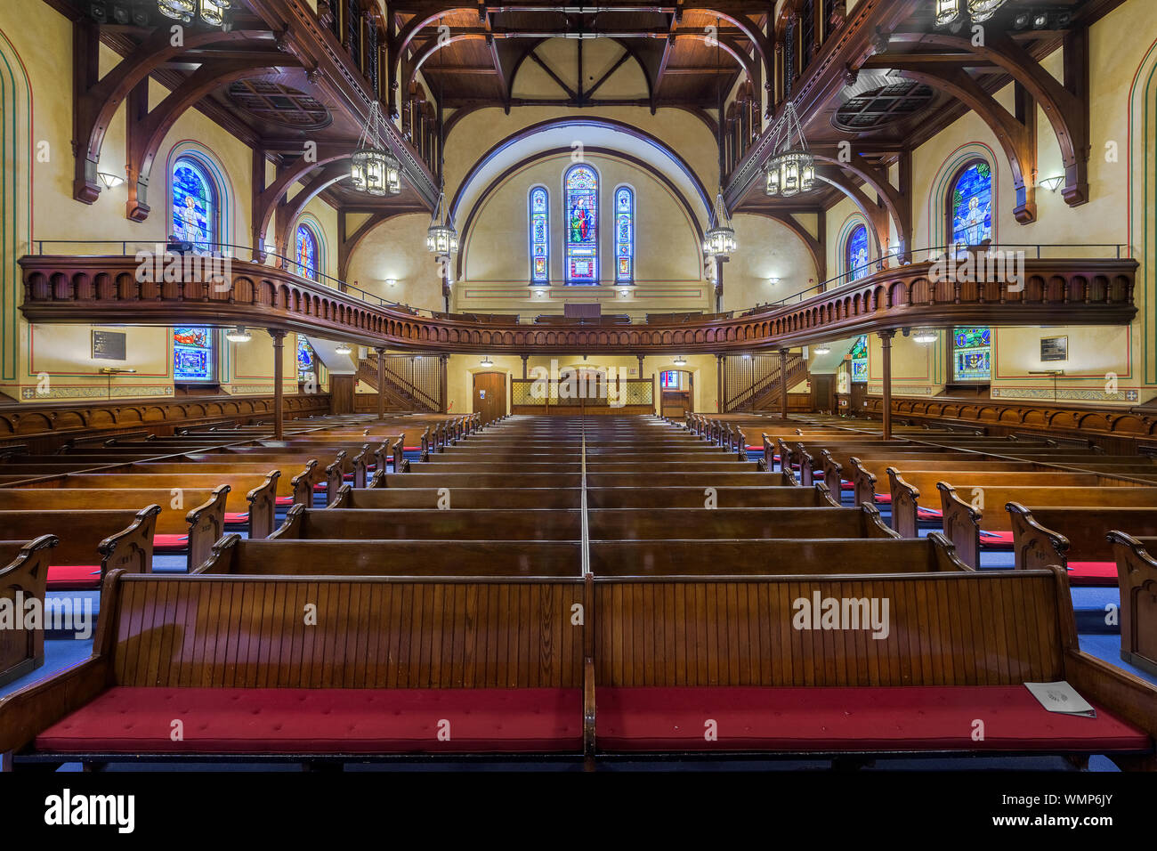 Interni e navata della storica vecchia chiesa di pietra (Primo Presbiteriani) sulla pubblica piazza in Cleveland Ohio Foto Stock