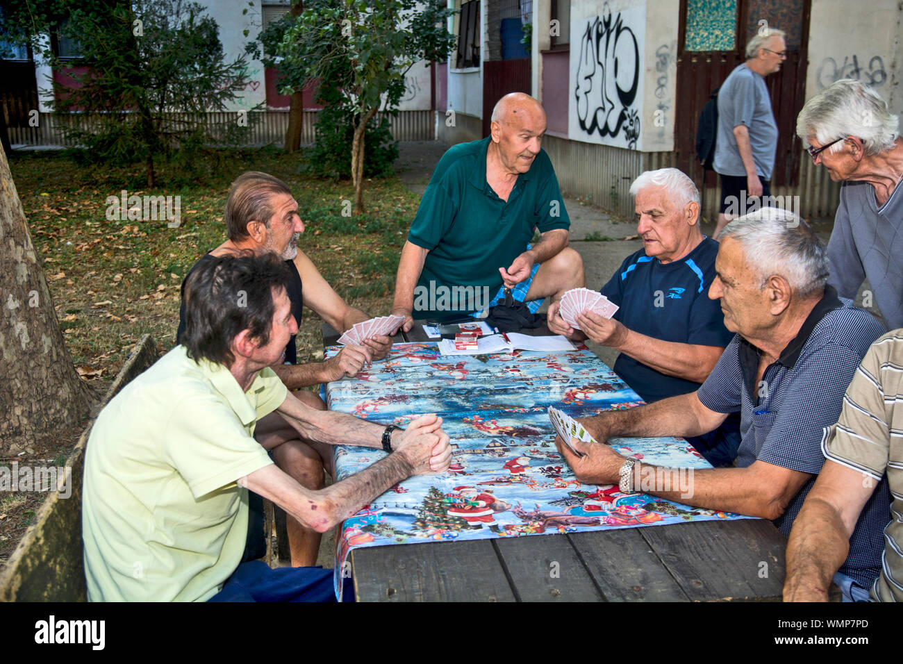 Di Zrenjanin, Serbia, settembre 05,2019. Un gruppo di cittadini anziani la maggior parte pensionati divertirsi giocando a carte all'aperto nel parco. Foto Stock