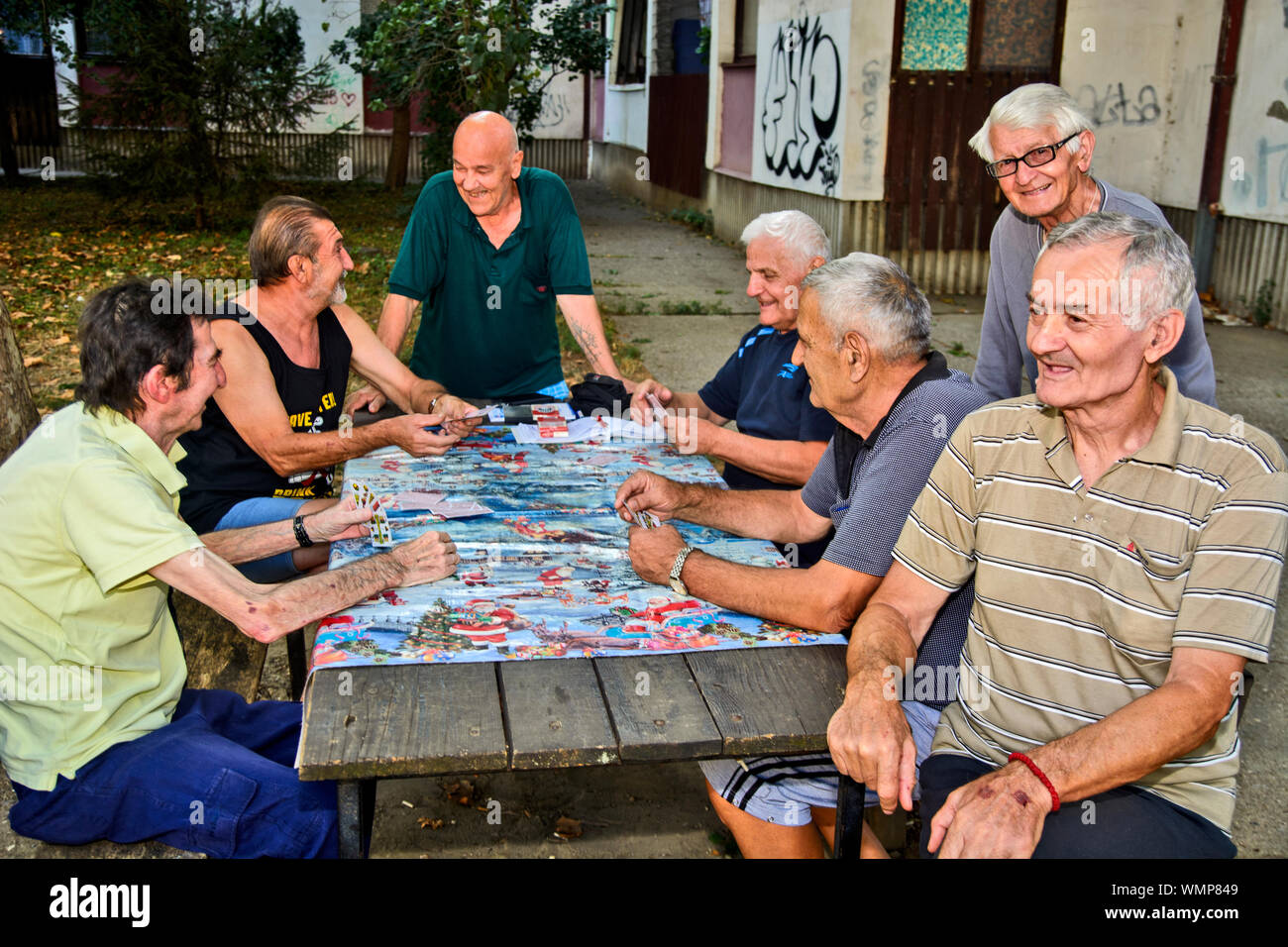 Di Zrenjanin, Serbia, settembre 05,2019. Un gruppo di cittadini anziani la maggior parte pensionati divertirsi giocando a carte all'aperto nel parco. Foto Stock