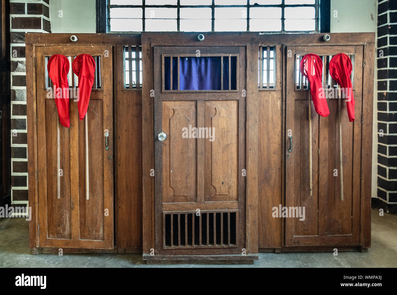 Puerto Princesa, PALAWAN FILIPPINE - Marzo 3, 2019: legno bruno confessione stand nella Cattedrale dell Immacolata Concezione è rosso collezione calze hangi Foto Stock