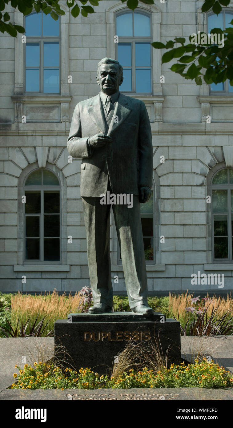 La scultura del partito conservatore il primo ministro canadese Maurizio Duplessis (1890-1959) al di fuori del Parlamento del Québec edificio nella città di Québec, Canada. Foto Stock