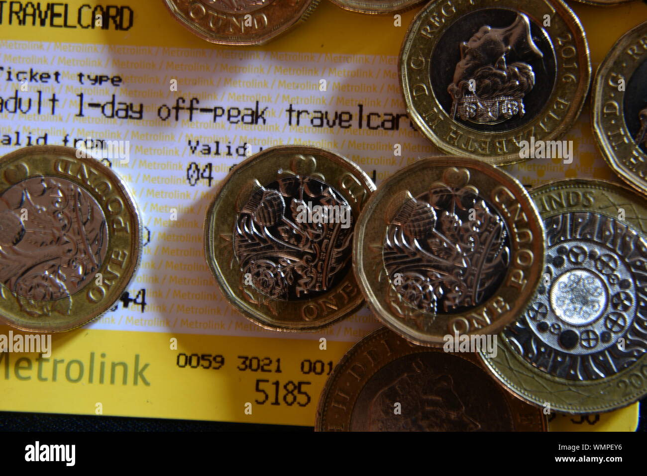 Manchester biglietto del tram e delle monete metalliche in euro Foto Stock