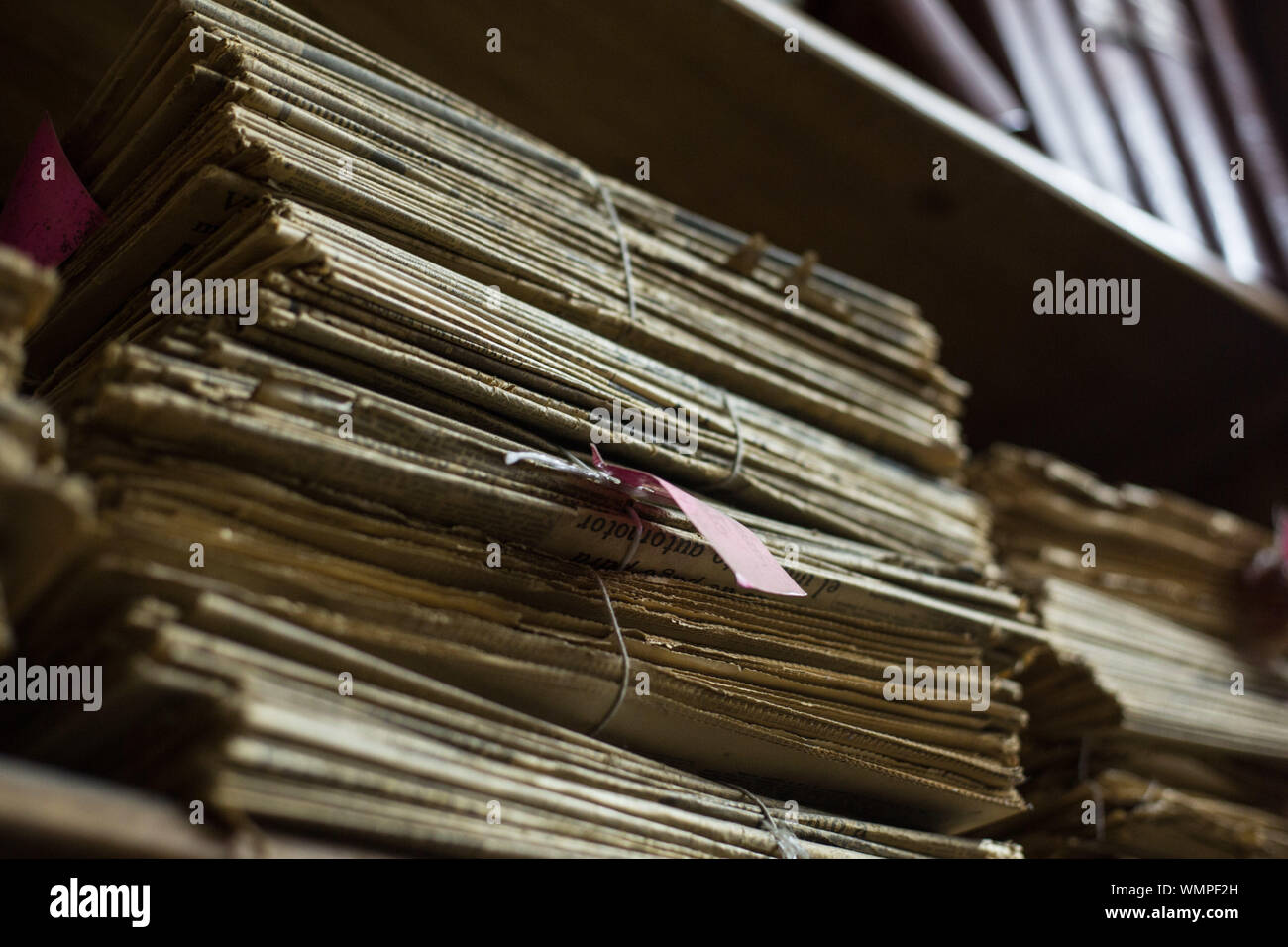 Emeroteca hanno un sacco di olds quotidiani Foto Stock