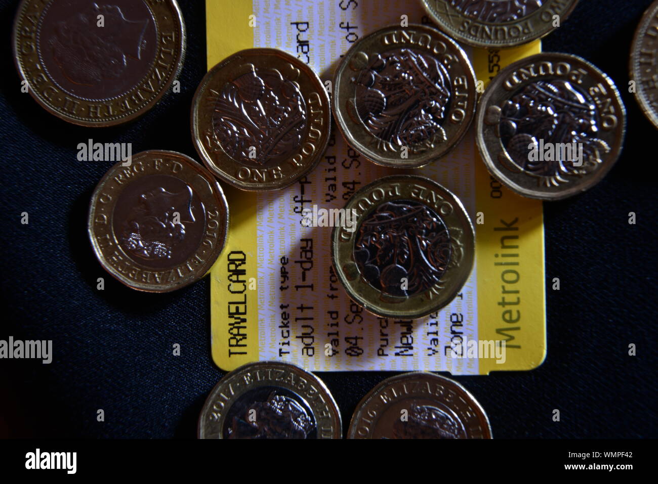 Manchester biglietto del tram e delle monete metalliche in euro Foto Stock