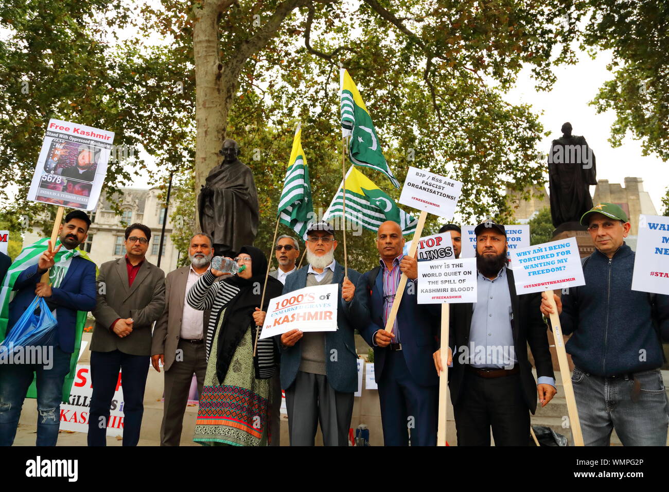 Un piccolo gruppo di musulmani del Kashmir protestare contro l'India di intervento in Kashmir in piazza del Parlamento, Westminster, London, Regno Unito Foto Stock