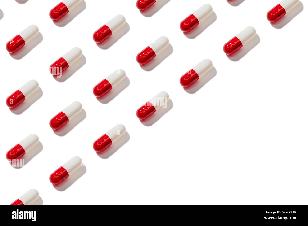 Confetto capsula pattern isolati su sfondo bianco. Medicina, sanità e concetto di farmacia Foto Stock