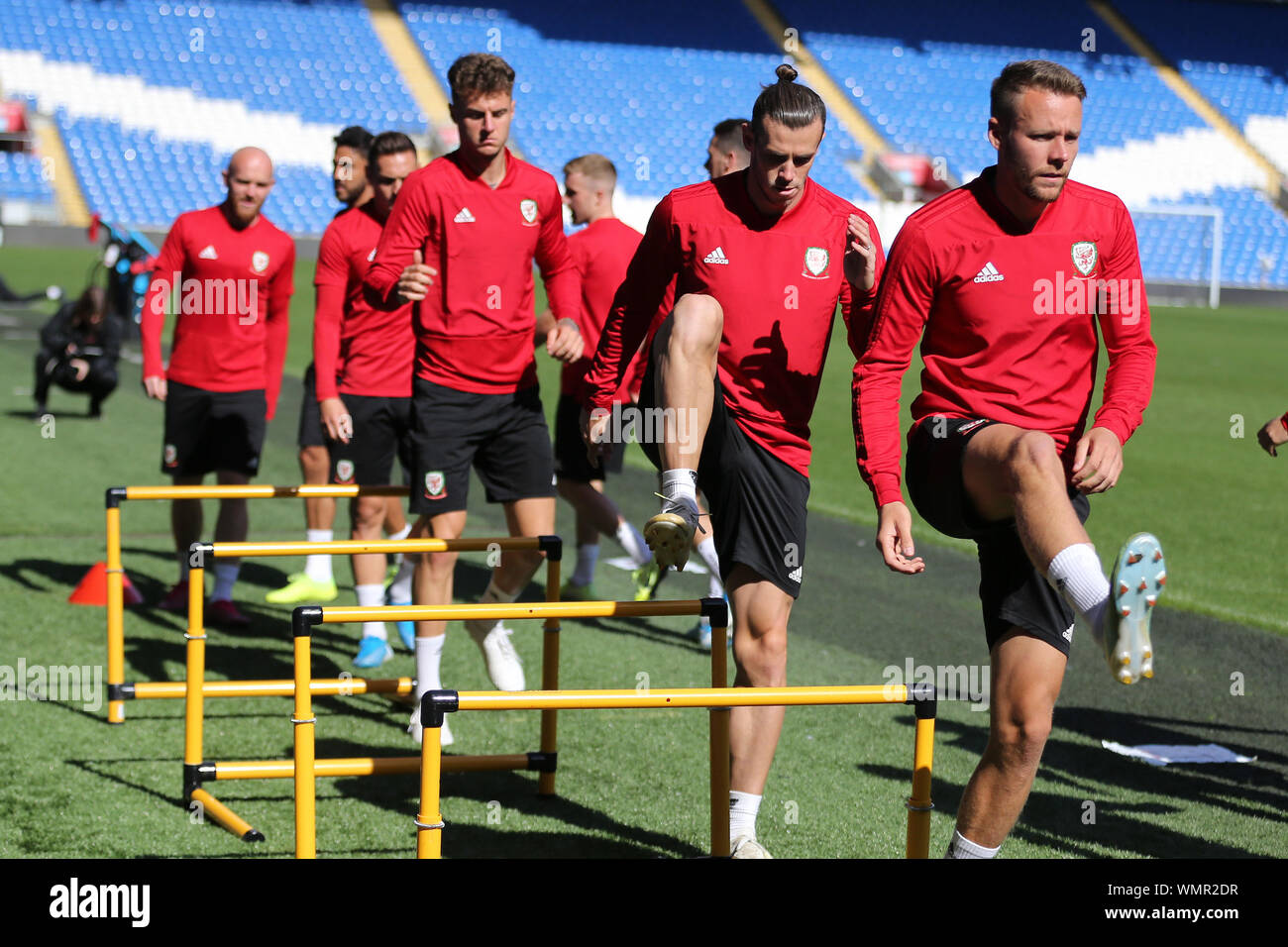 Cardiff, Regno Unito. 05 Sep, 2019. Gareth Bale del Galles (centro) durante il Galles squadra di gioco del calcio di formazione presso il Cardiff City Stadium di Cardiff, giovedì 5 settembre 2019. Il team si sta preparando per la loro UEFA qualificatore Europea contro Azerbaigian domani notte. pic da Andrew Orchard/Andrew Orchard fotografia sportiva/Alamy Live News Credito: Andrew Orchard fotografia sportiva/Alamy Live News Foto Stock