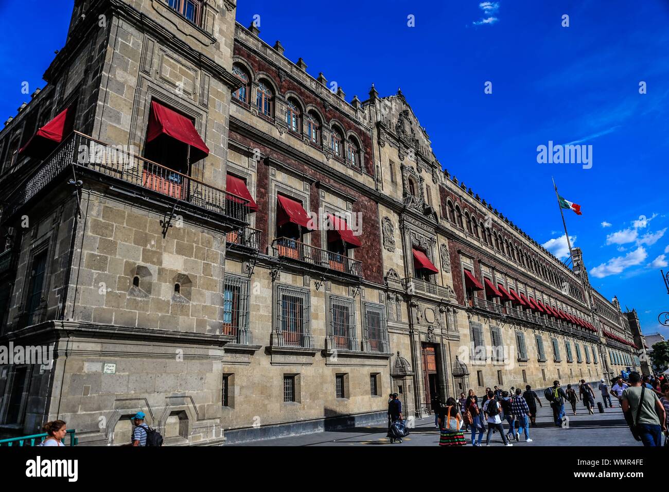 Facciata del palazzo nazionale nel zocalo di Città del Messico. Storico, architettonico centro, giornata con cielo blu, la storia del Messico. È la sede dell'Ufficio federale del potere esecutivo del Messico dove il presidente della repubblica assiste. Situato a est di Plaza de la Constitución. Vecchio edificio, vita quotidiana, la vita in città del Messico, viaggi, turismo. (© Foto: LuisGutierrez / NortePhoto.com) Fachada de Palacio Nacional en el zocalo de la Ciudad de Mexico. Centro Histotico, arquitectua, día con cielo azul, histyoria de Mexico. Es la sede del Poder Ejecutivo Federal de México donde atiende el pr Foto Stock