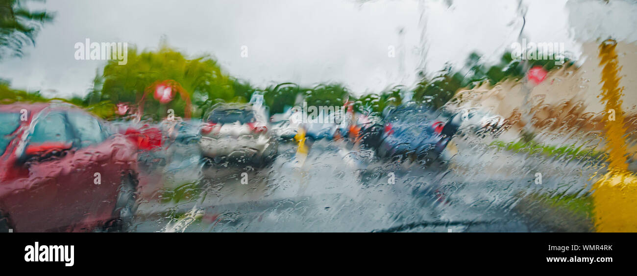 Giorno di pioggia in un parcheggio. Foto Stock