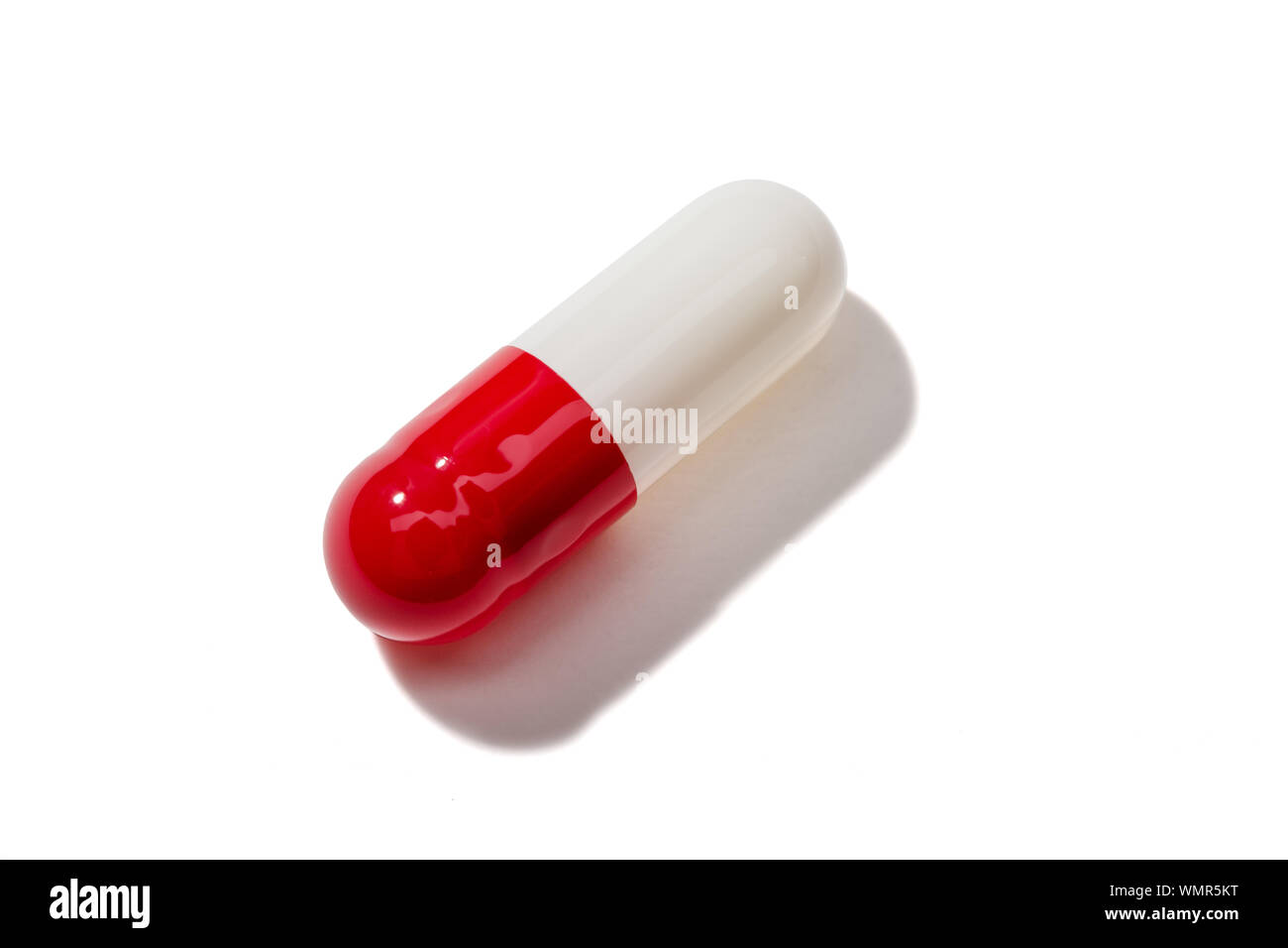 Confetto capsula isolati su sfondo bianco. Medicina, sanità e concetto di farmacia Foto Stock