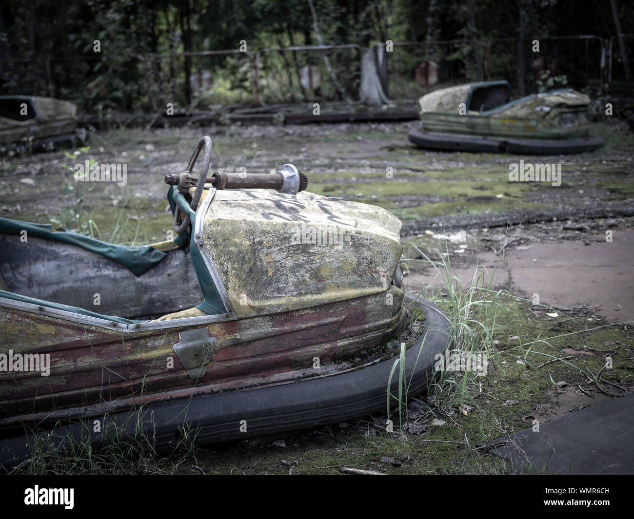 Abbandonato rusty autoscontro (aka dodgems, vetture bumping, schivare auto, auto focoso) nel Pripjat Amusement Park, Chernobyl Zona di esclusione, Ucraina Foto Stock