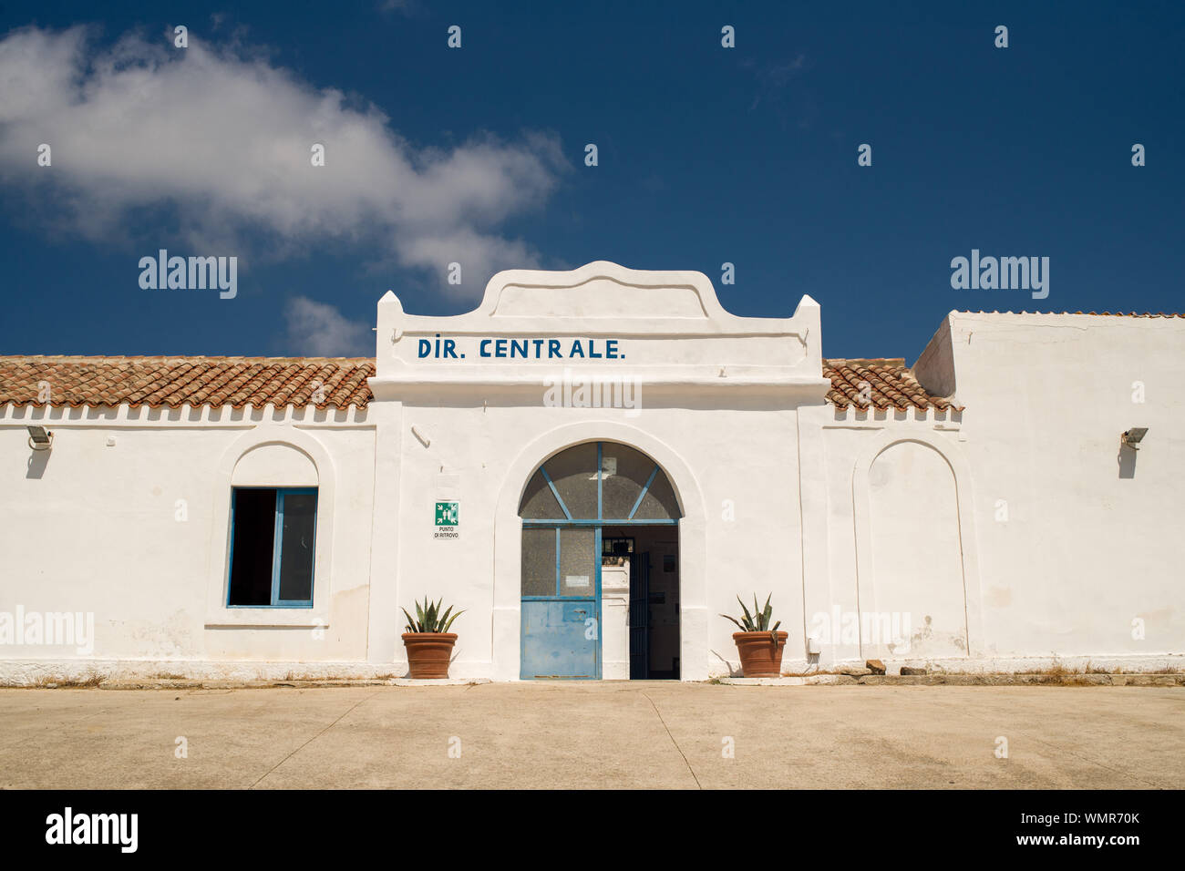 Ex prigione dell'Asinara. Negli anni settanta era una prigione di massima sicurezza, negli ultimi anni è stato attribuito principalmente alla detenzione di membri della mafia e terroristi. Foto Stock