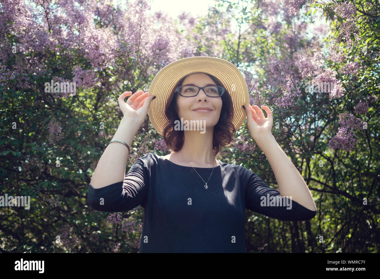 Giovane bella donna incinta a una passeggiata nel parco di Varsavia, Polonia. Lazienki Foto Stock