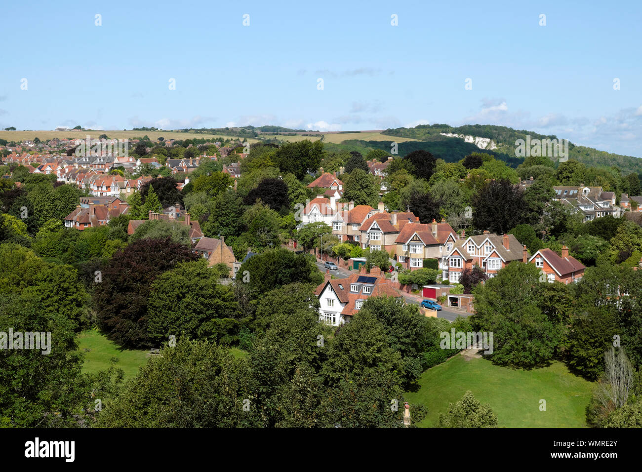 Vista sulla città di Lewes case e ville, alloggiamento, giardini e paesaggio di campagna da Lewes Castle torre sud in estate Sussex England Regno Unito KATHY DEWITT Foto Stock