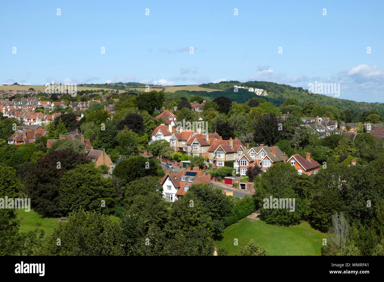 Vista sulla città di Lewes case e ville, alloggiamento, giardini e paesaggio di campagna da Lewes Castle South Tower nel Sussex England Regno Unito KATHY DEWITT Foto Stock