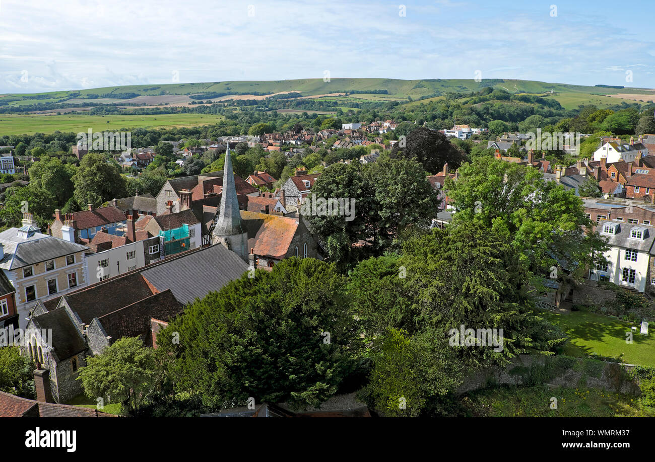 Vista della città di Lewes, chiesa guglia, case, tetti e paesaggio di campagna da Lewes Castle South Tower nel Sussex England Regno Unito KATHY DEWITT Foto Stock