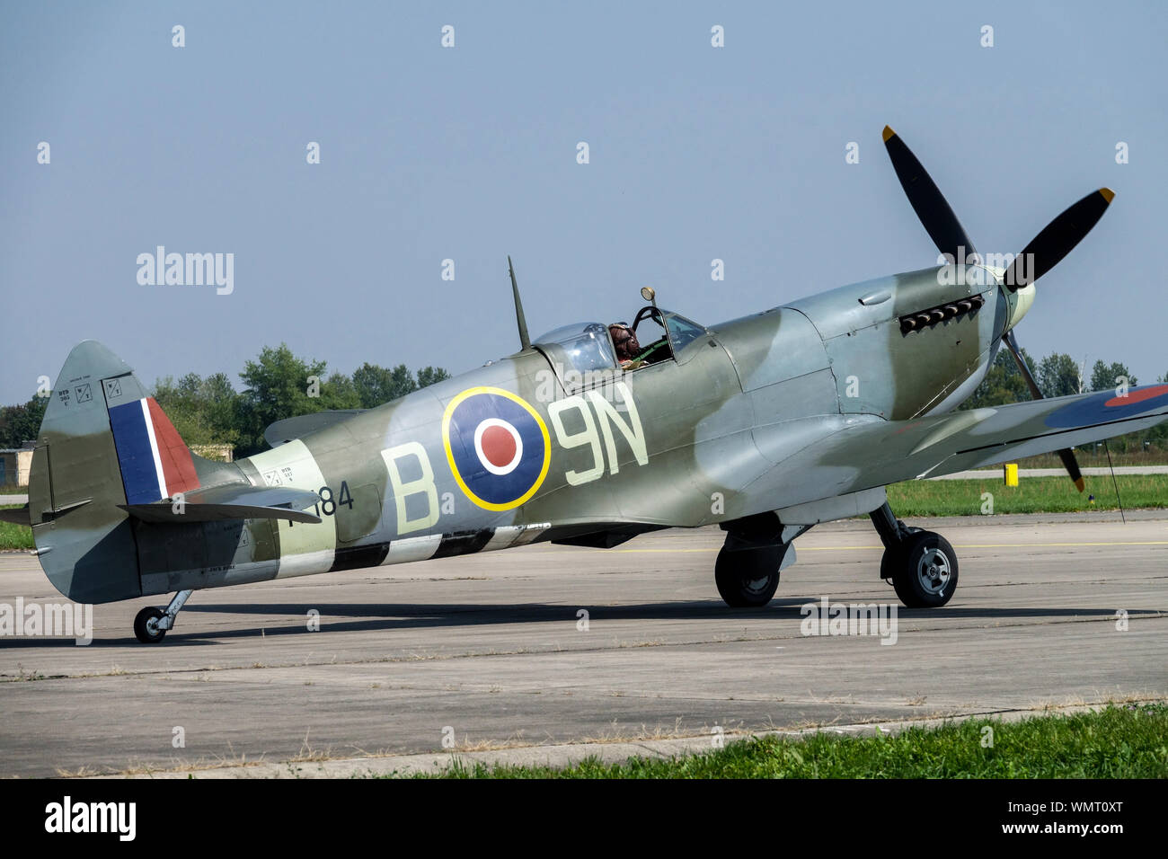 Il Supermarine Spitfire XV TE184 piano rullaggio sul terreno Foto Stock