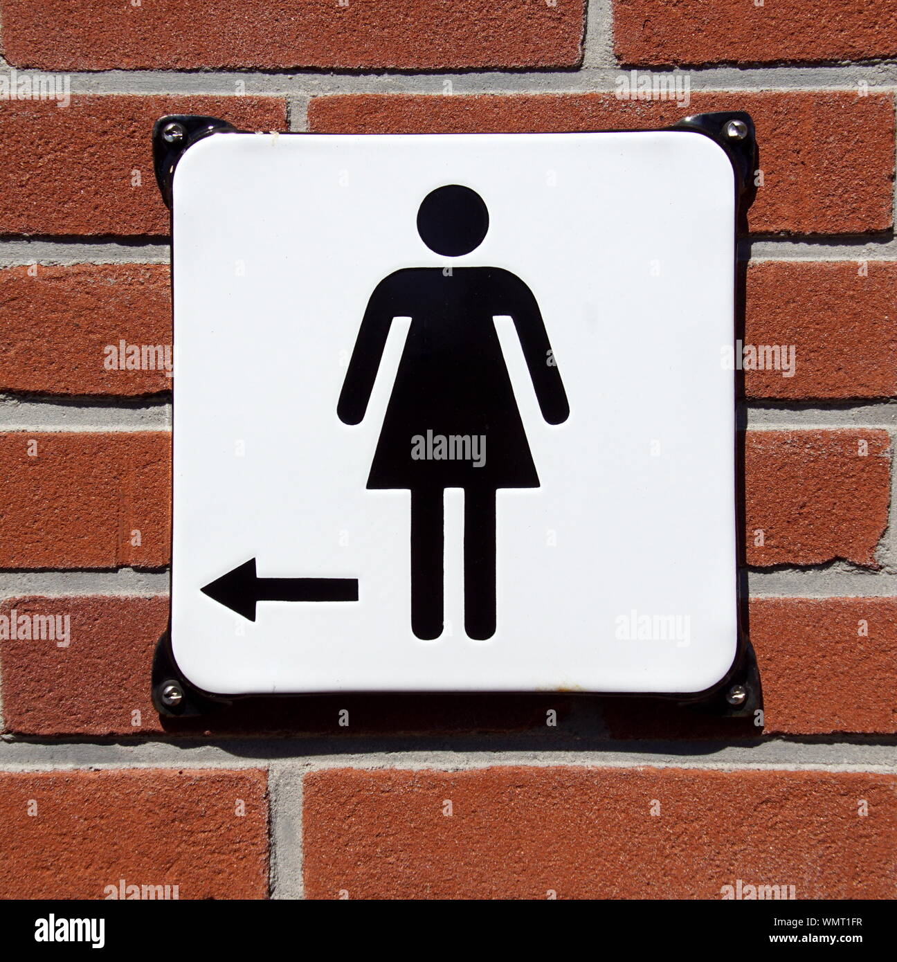 Femmina o WC WC direzione segno: Signore, donna e ragazze. Foto Stock