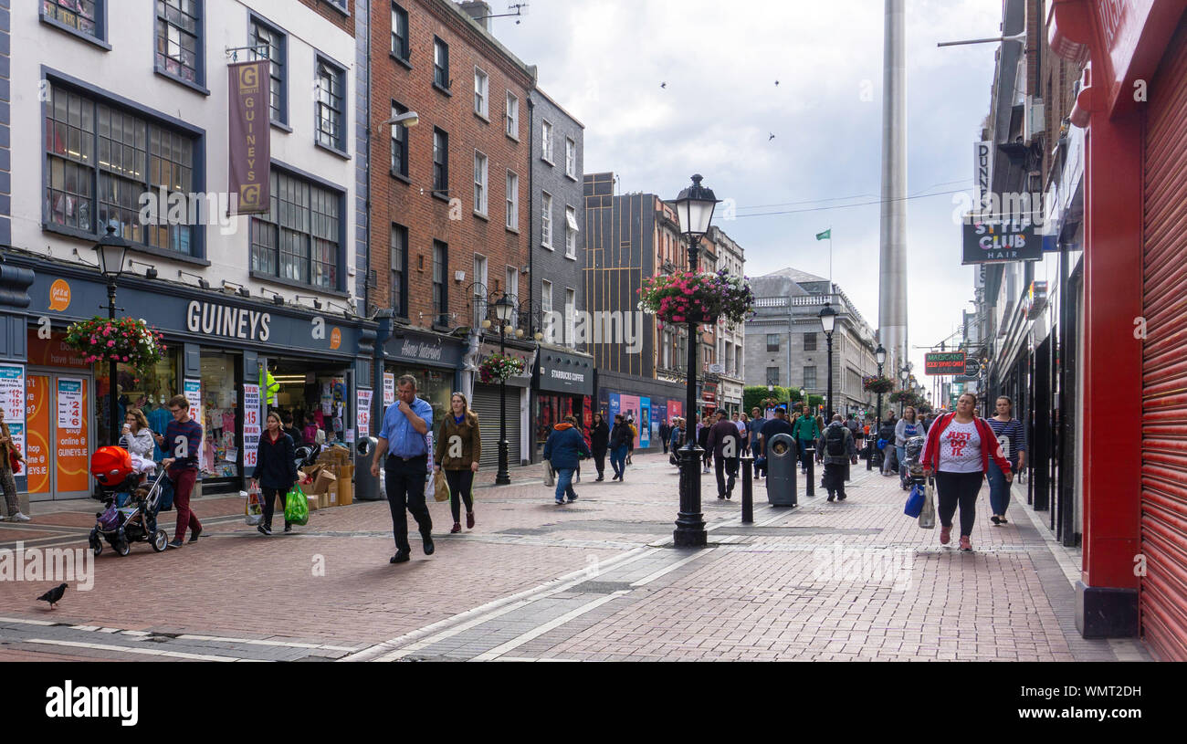 North Earl Street,Dublin, Irlanda, una frequentata zona per lo shopping che conduce a O'Connell Street con la guglia in distanza. Foto Stock