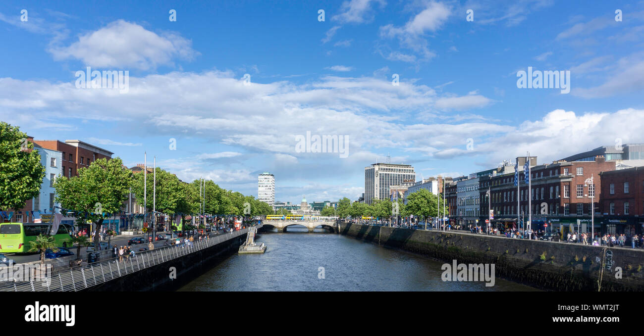 Una vista del paesaggio urbano di Dublino che conduce fino a O'Connell Bridge con Liberty Hall in distanza. Foto Stock