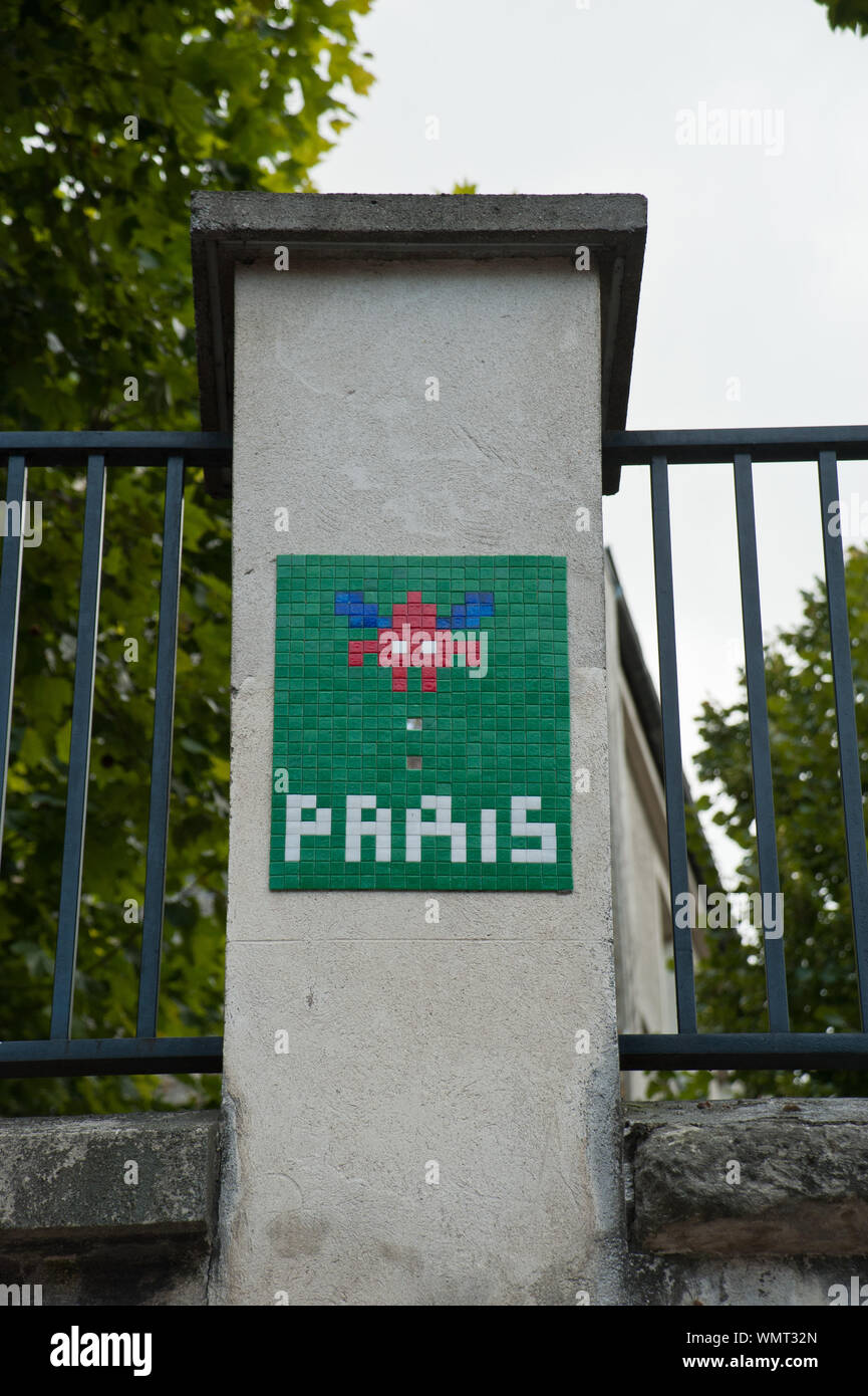 Parigi, Arte di strada da spazio invasore Foto Stock