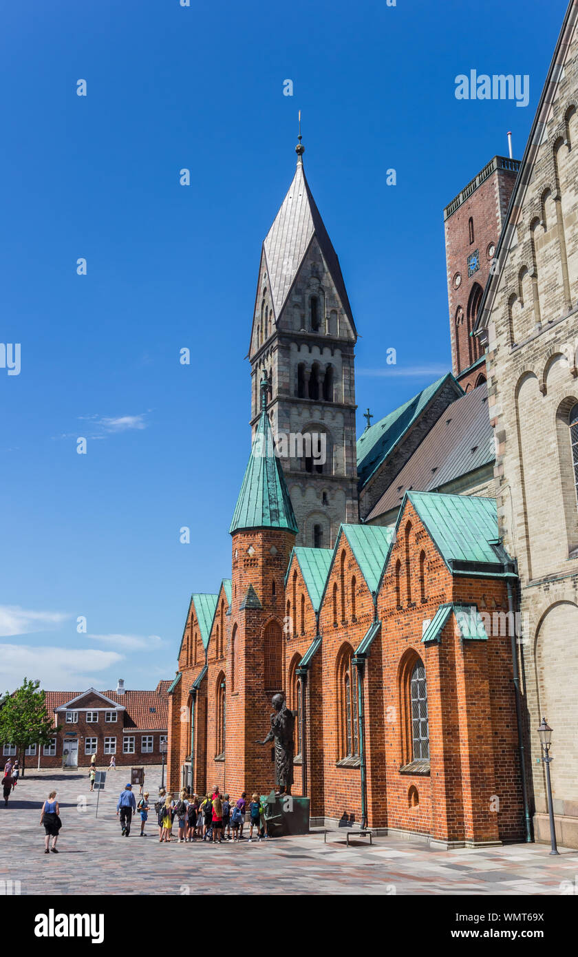 I bambini della scuola di fronte alla Cattedrale di Ribe, Danimarca Foto Stock