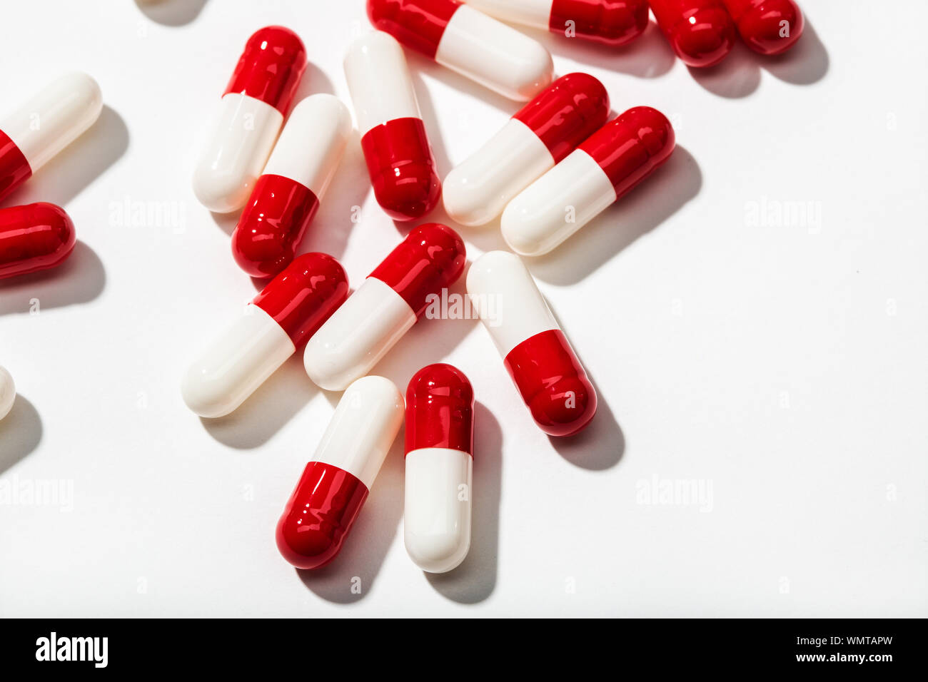 Confetto capsula sfondo. Un sacco di bianco e rosso pillole. Medicina, sanità e concetto di farmacia Foto Stock