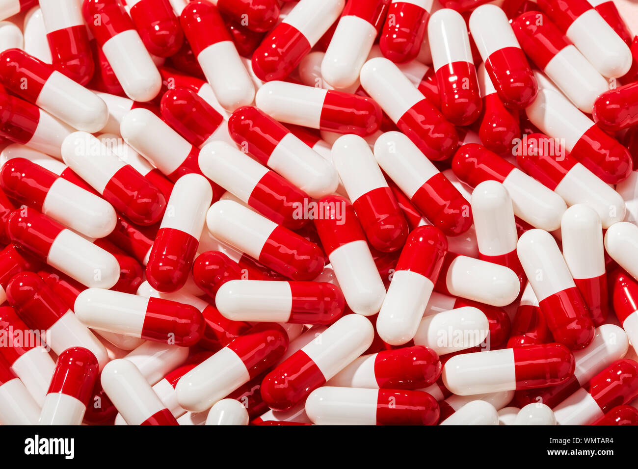 Confetto capsula sfondo. Un sacco di bianco e rosso pillole. Medicina, sanità e concetto di farmacia Foto Stock