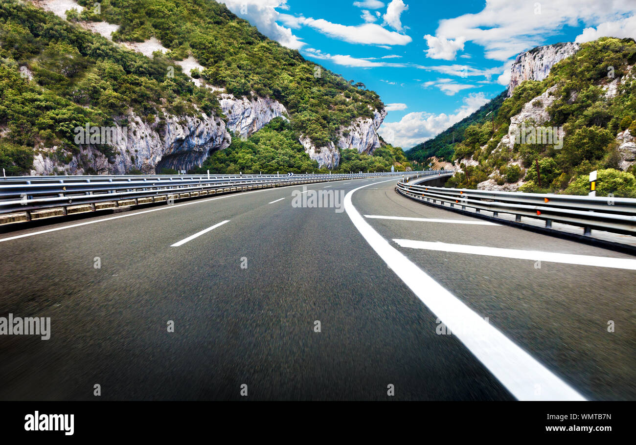 Curva dell'autostrada per la destinazione. Concetto di godere il viaggio e la bellezza del paesaggio.strada o autostrada tra le montagne Foto Stock