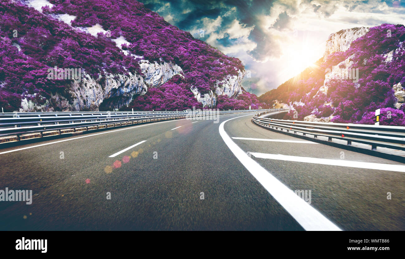 Concetto di cammino spirituale e senso di vita onirico. Guida attraverso la valle fantasy.Dreamscape. Strada o autostrada tra le montagne Foto Stock