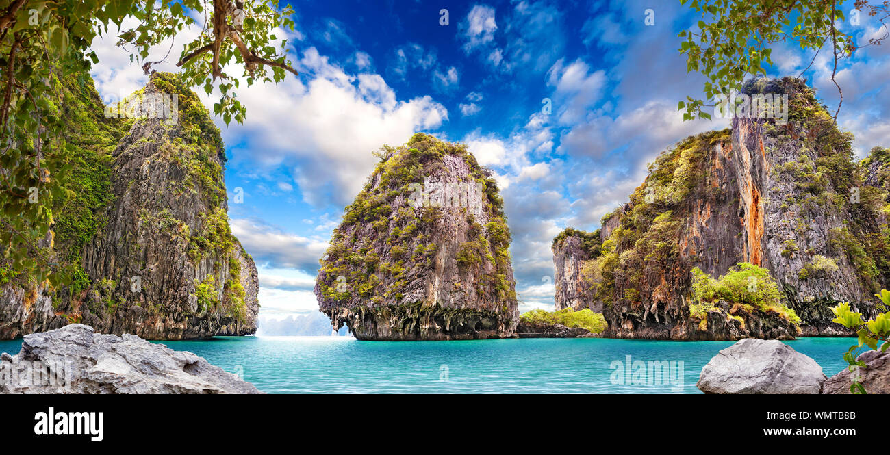 Scenario Thailandia mare e isola. Avventure e concetto di viaggio esotico. Paesaggistico Phuket. Seape e spiaggia paradisiaca Foto Stock