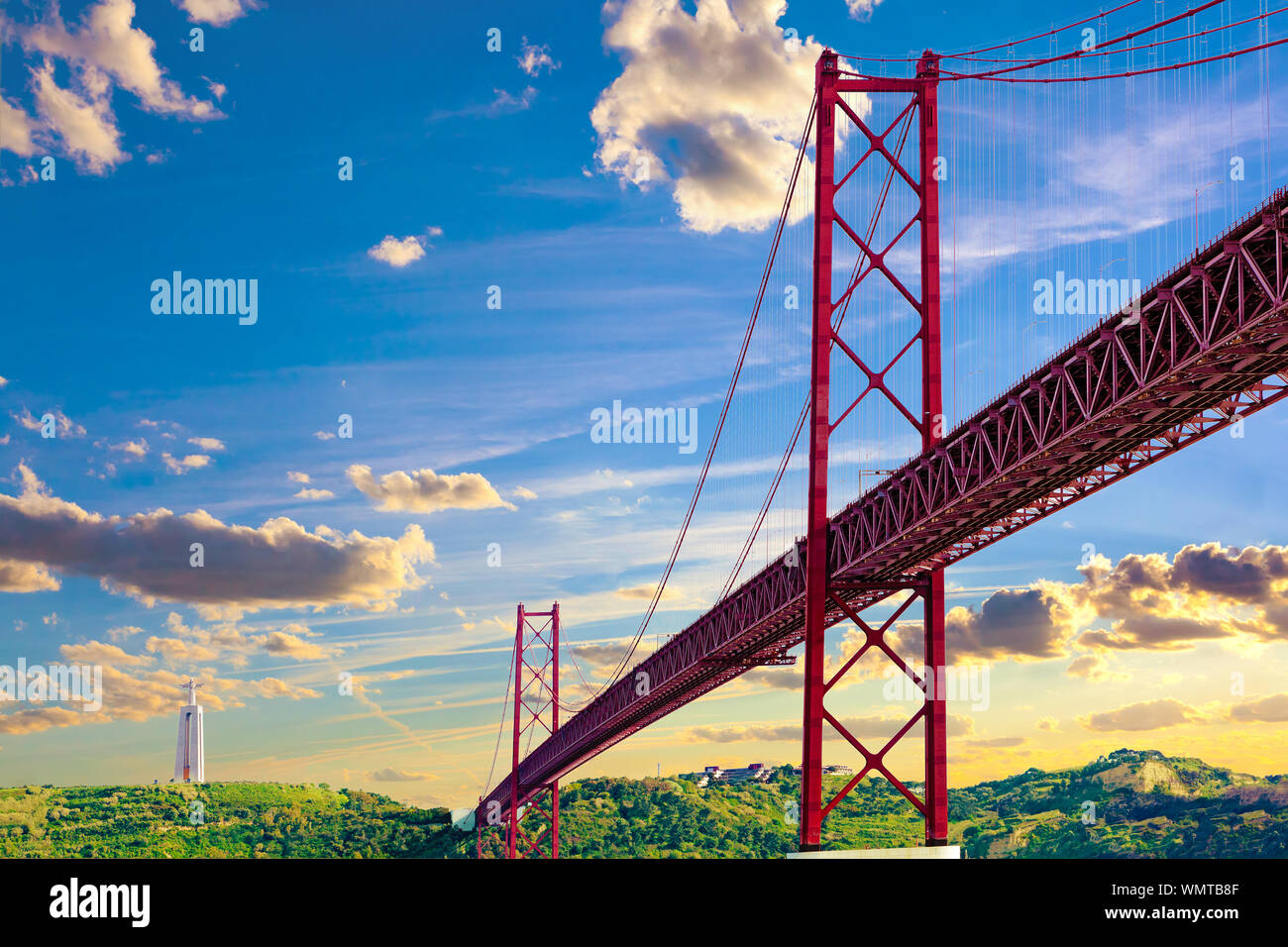 Fotografia panoramica del ponte 25 de Abril nel Città di Lisbona sul fiume Tajo. Il paesaggio di Lisbona al tramonto Foto Stock