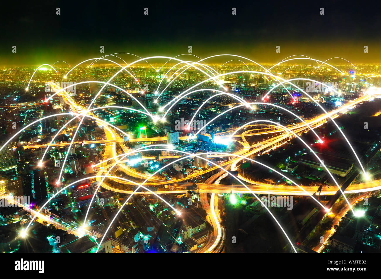 Design futuristico della rete mondiale e connessione globale di internet of things.cityscape di notte e concetto di internet. Foto Stock