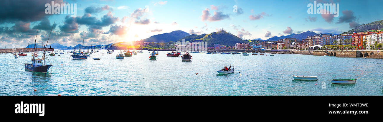 Villaggio di pescatori e ormeggio barche. Scenic seascape.Tourism in Spain.Coastal città di Spain.Castro Urdiales.Cantabria. Foto Stock