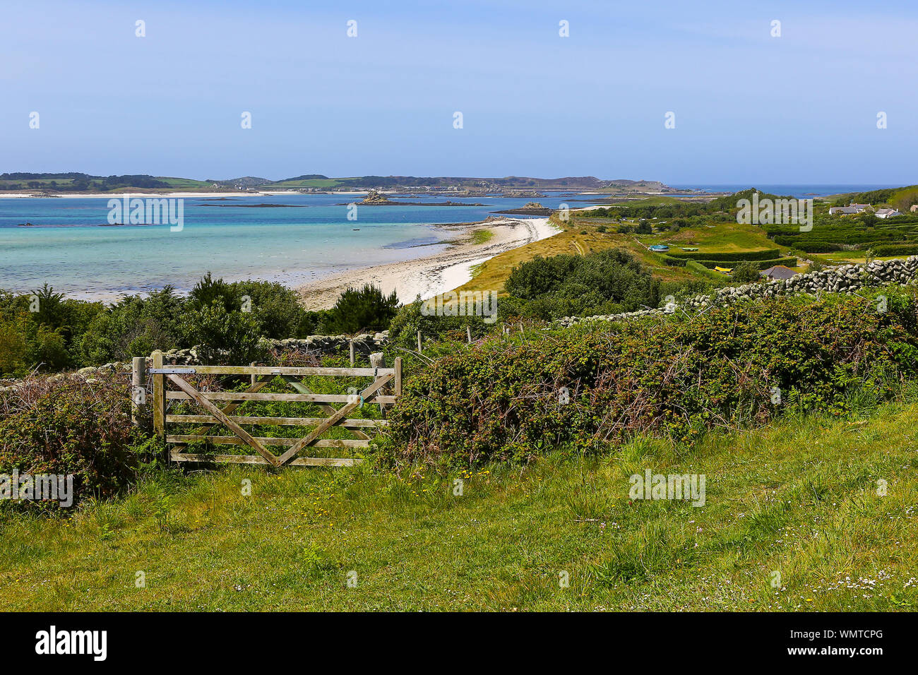 5 bar di cancello in legno che portano al collo del Pool bay, St. Martin's Island, isole Scilly, Cornwall, Regno Unito Foto Stock