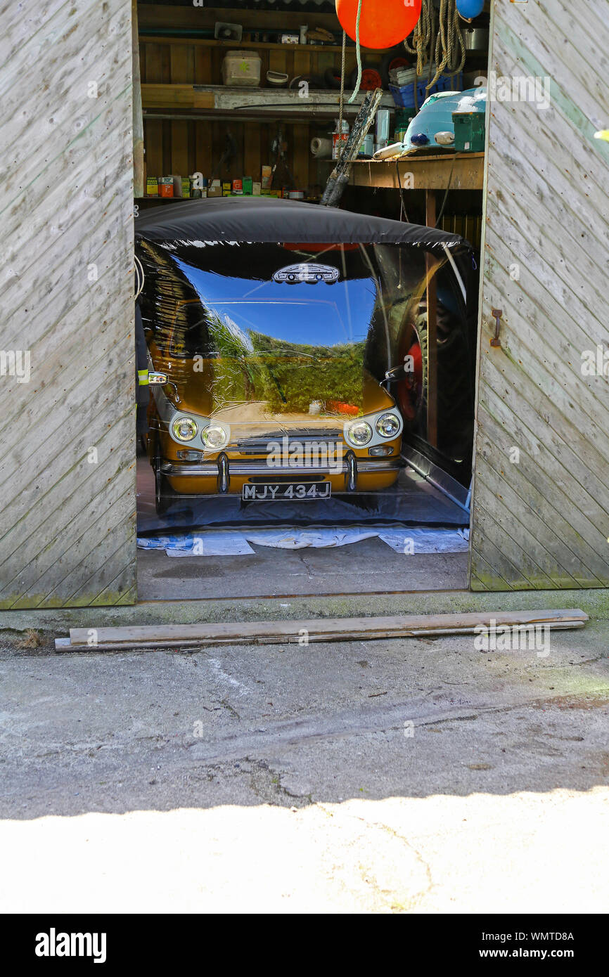 Una piscina Veloce Carcoon coprendo un trionfo Herald Vitesse auto in un garage a San Martin's Island, isole Scilly, Cornwall, Regno Unito Foto Stock
